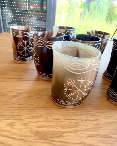 Valknut Petit gobelet en corne de buffle fait main avec des symboles nordiques, possibilité de personnalisation pour cadeau avec gravure