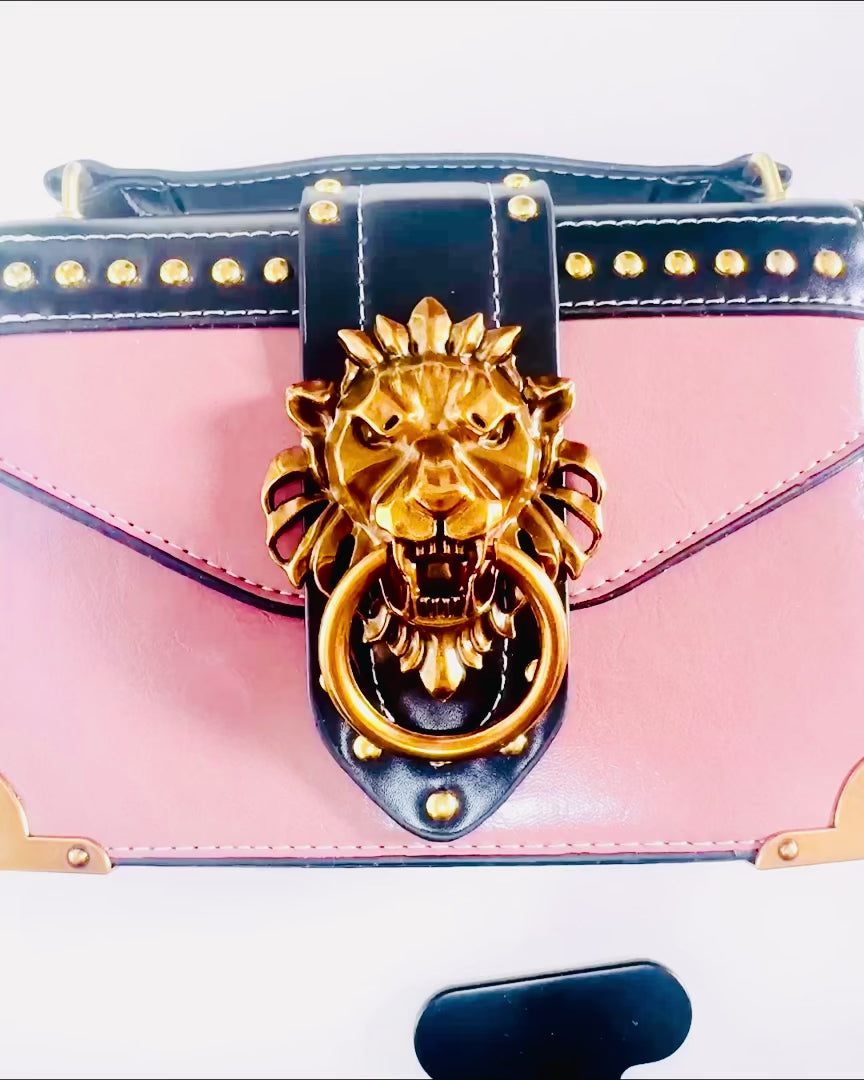 Borsa a Tracolla Quadrata Viola Chiaro con Motivo Leone – Elegante Borsetta in Pelle PU Testurizzata. Personalizzazione con Incisione