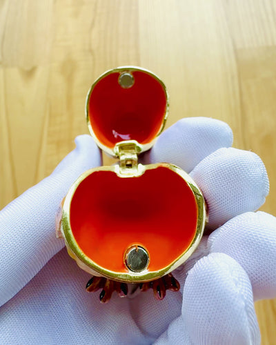 "Urocza Sówka z Kryształkami - Skrytka na Biżuterię z możliwością personalizacji grawerem, prezent" in Italian is:

"Gufetto Incantevole con Cristalli - Scrigno per Gioielli con possibilità di personalizzazione con incisione, regalo"