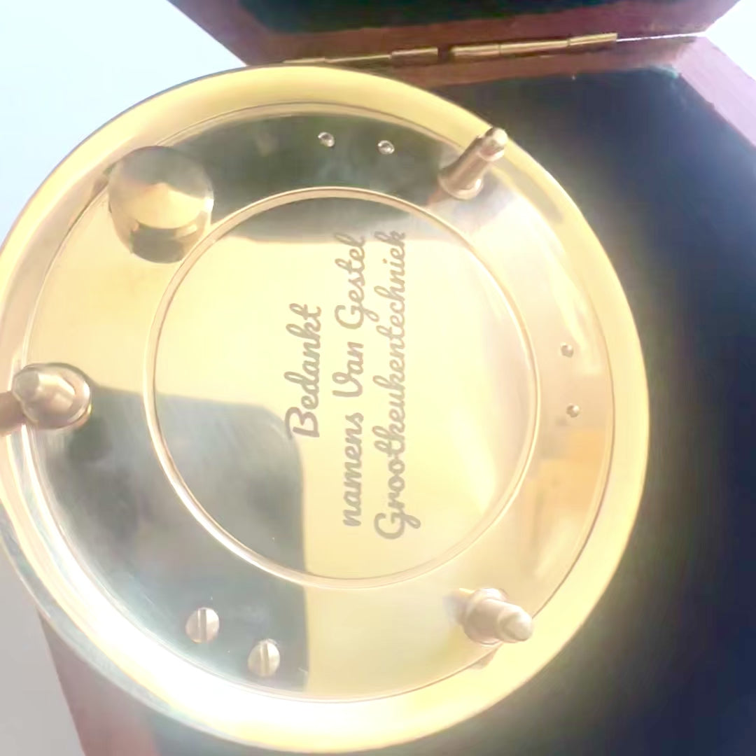 Messingkompass mit Sonnenuhr in eleganter Holzschachtel - Ideales Geschenk mit Personalisierung durch Gravur - Retro-Stil, klassische Ausführung, hohe Qualität