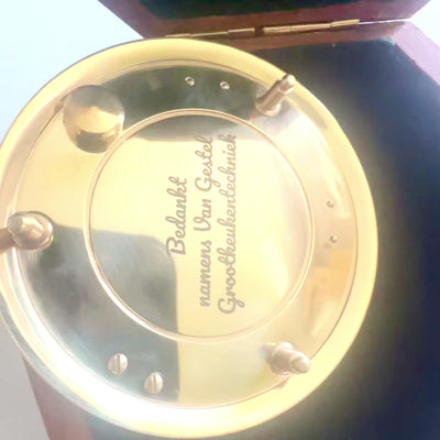 Messingkompass mit Sonnenuhr in eleganter Holzschachtel - Ideales Geschenk mit Personalisierung durch Gravur - Retro-Stil, klassische Ausführung, hohe Qualität