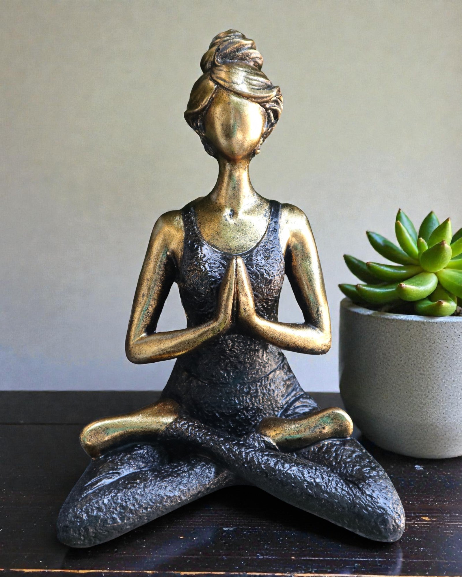 Frauenfigur 24 cm – Yoga Gold-Schwarze Kraft
